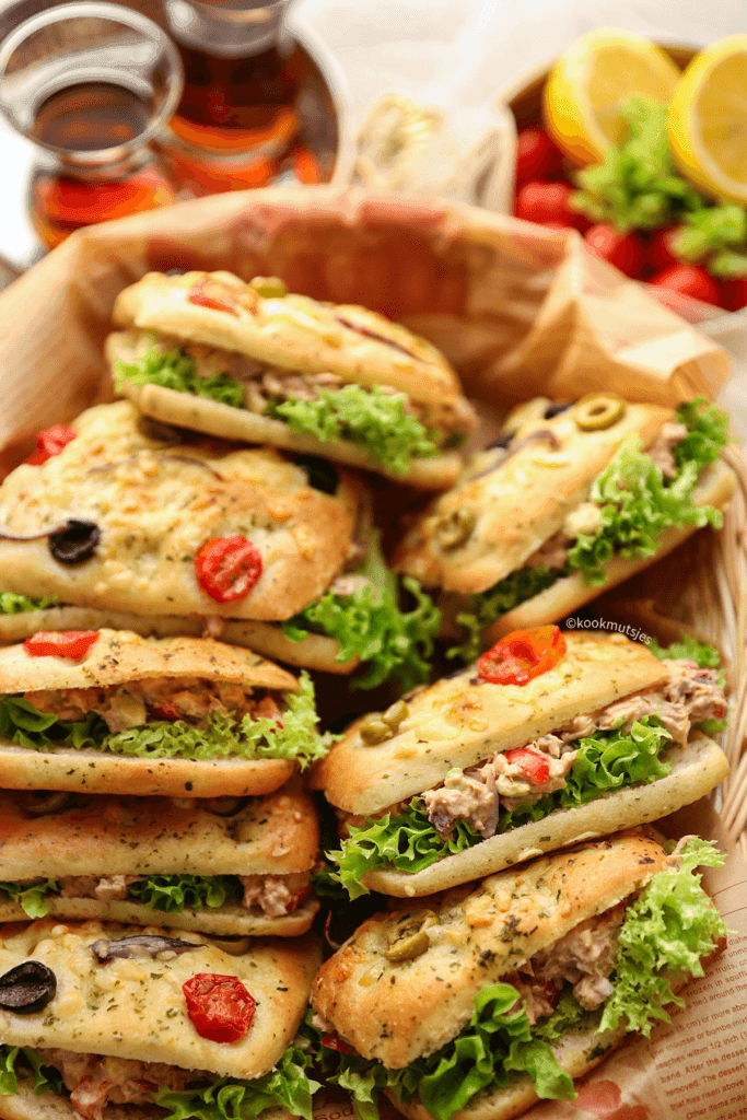 Vul de focaccia met sla en de tonijnsalade. Eet smakelijk!