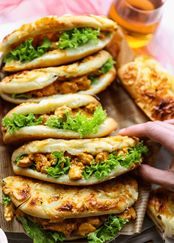 Vouw de broodjes open en vul deze met het kipmengsel. Eet smakelijk!