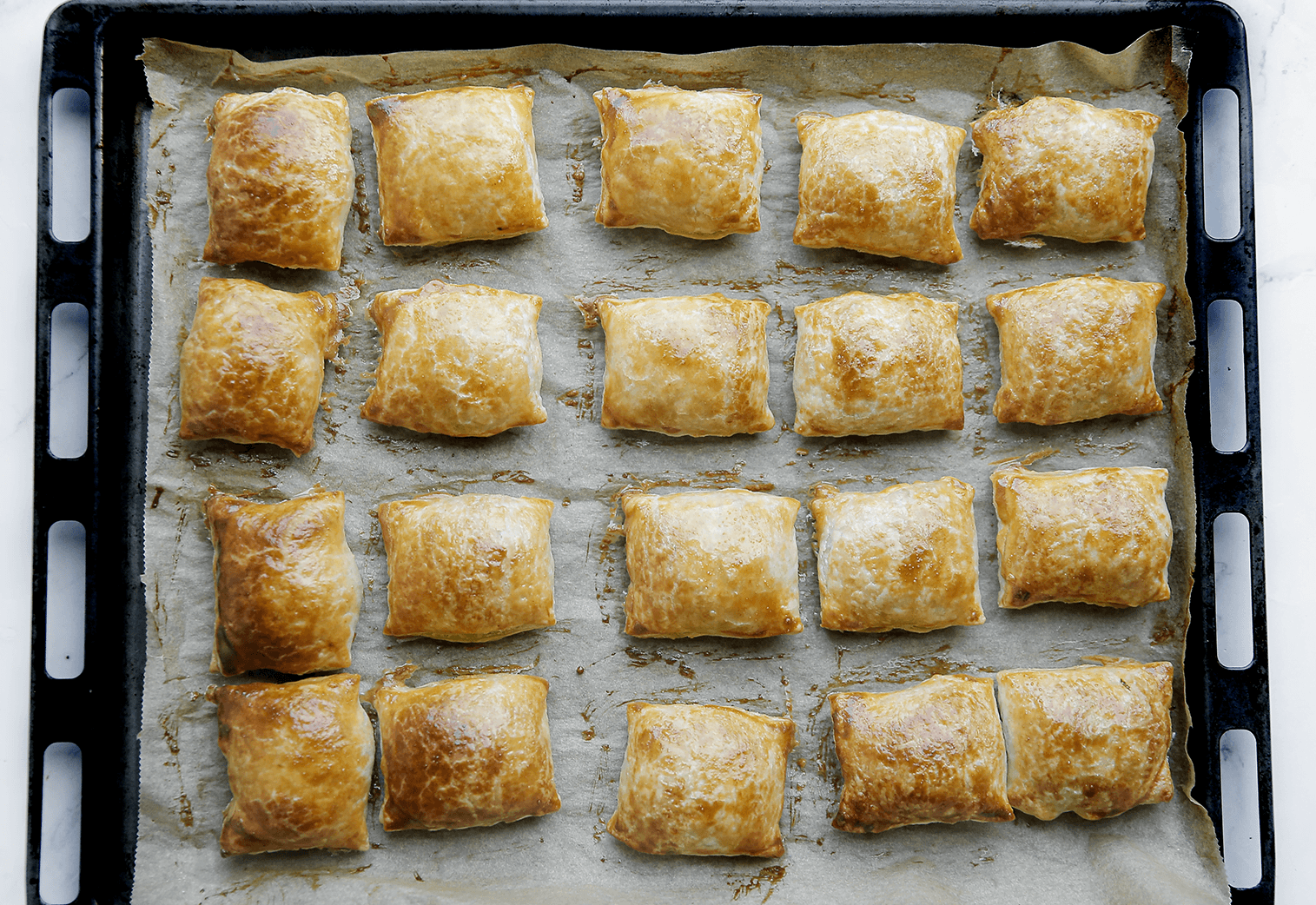 Kippakketjes bakken in de oven