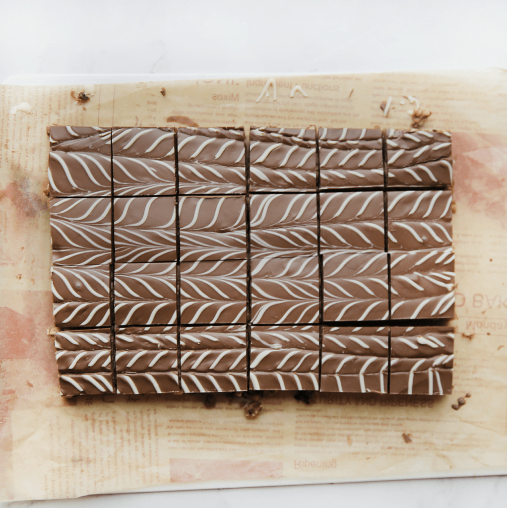 Snijd de Pindakaas marmerkoek in blokjes of ruitjes.