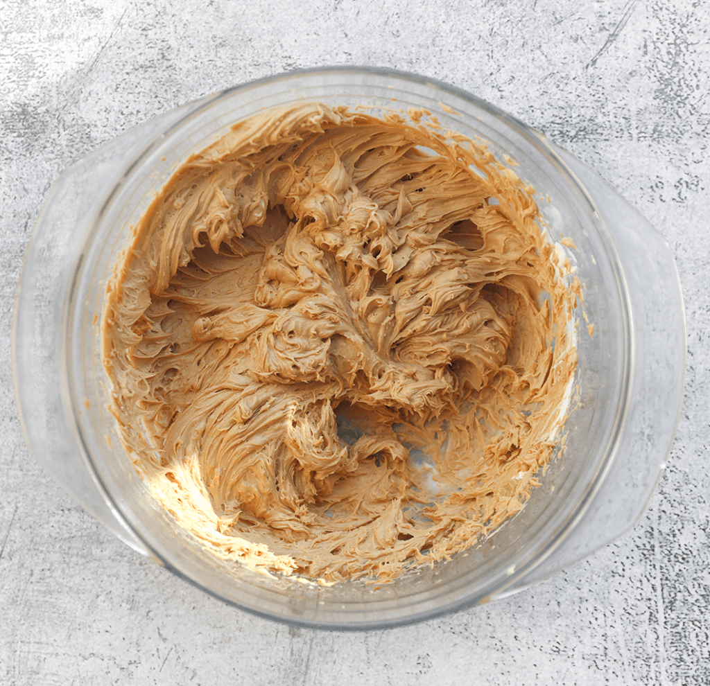 Doe de mascarpone samen met de speculoospasta in een diepe kom. Mix tot een gladde massa.