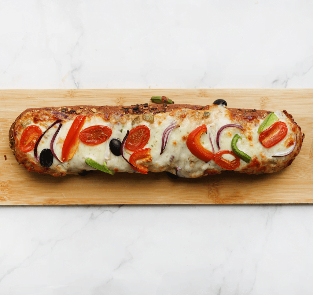 Zet het gevulde stokbrood met tonijn in een voorverwarmde oven op 200 ℃. Bak 10-12 minuten.