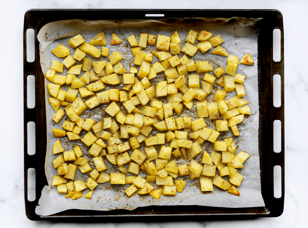 Zet de aardappelblokjes in een voorverwarmde oven op 200 ℃. Bak 25-30 minuten. Houd de baktijd zelf in de gaten.