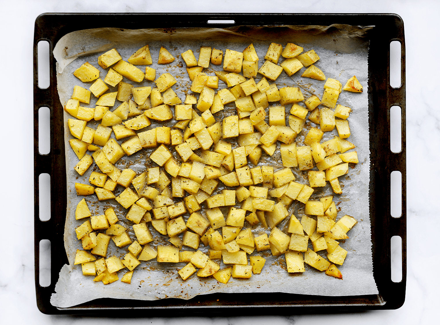 Aardappelblokjes gaar bakken in de oven