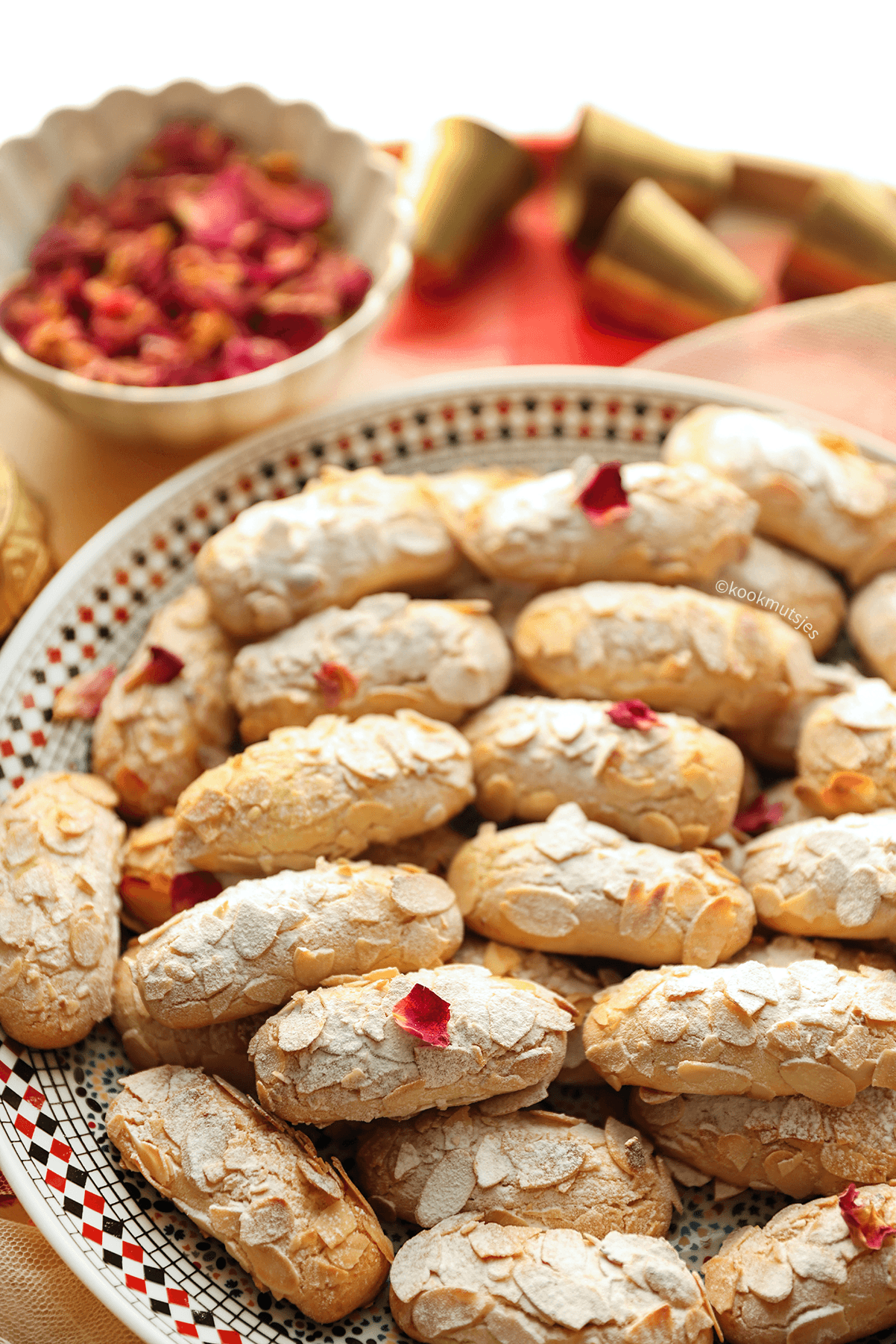 Amandelkoekjes gevuld met amandelspijs eindresultaat Kookmutsjes