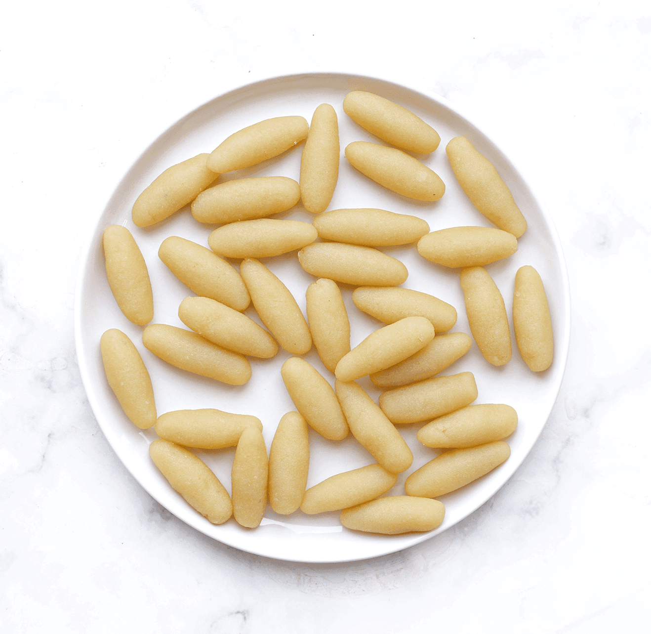 Amandelspijs vormen tot staafjes