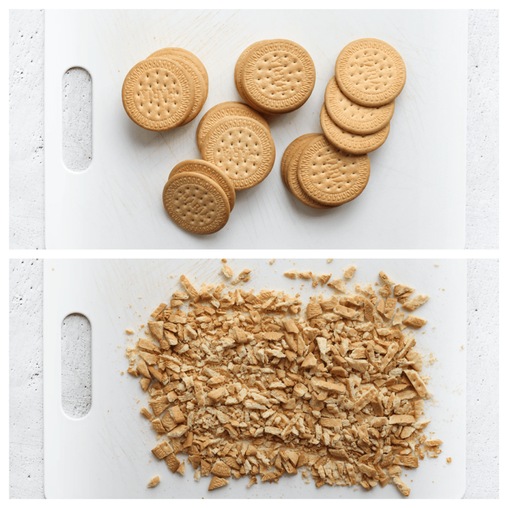 Hak de maria biscuit in kleine stukken.