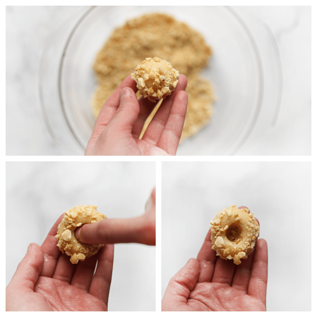 Druk goed met je wijsvinger in het deeg zodat er een diep gat ontstaat. Leg de pindakoekjes op een bakplaat met bakpapier.