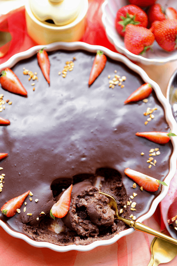 Indien gewenst: garneer met stukjes aardbei en gehakte hazelnoten.