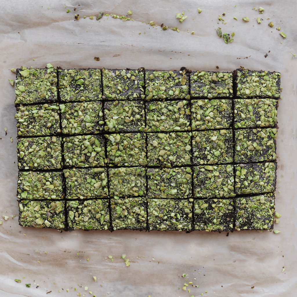 Snijd de chocoladecake in de gewenste stukken.