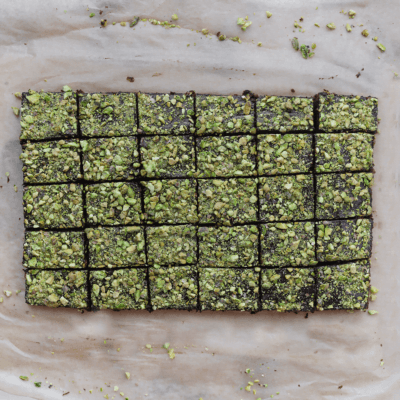 Snijd de chocoladecake in de gewenste stukken.