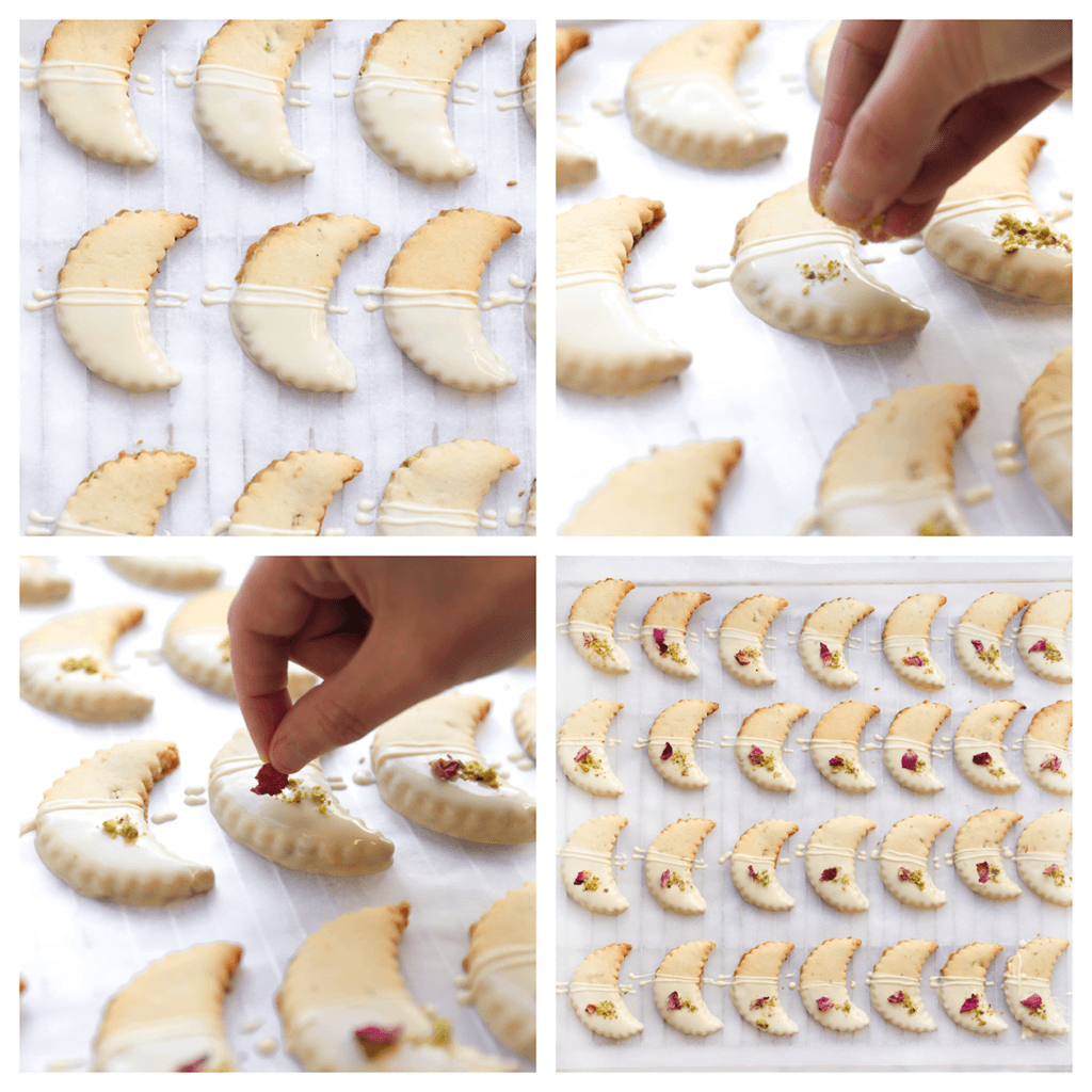 Garneer elk koekje met twee chocoladestreepjes, gehakte pistachenoten en rozenblaadjes. Laat de chocolade hard worden.