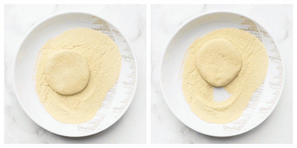 Doe wat fijne griesmeel op een bord. Haal het deeg aan beide kanten door de fijne griesmeel.