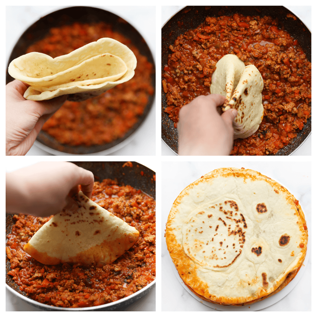 Vouw het ronde platte broodje eerst dubbel en dan nog een keer zodat het een kwart wordt. Dep de randen in de saus van het gehakt en leg het weer plat op een bord.