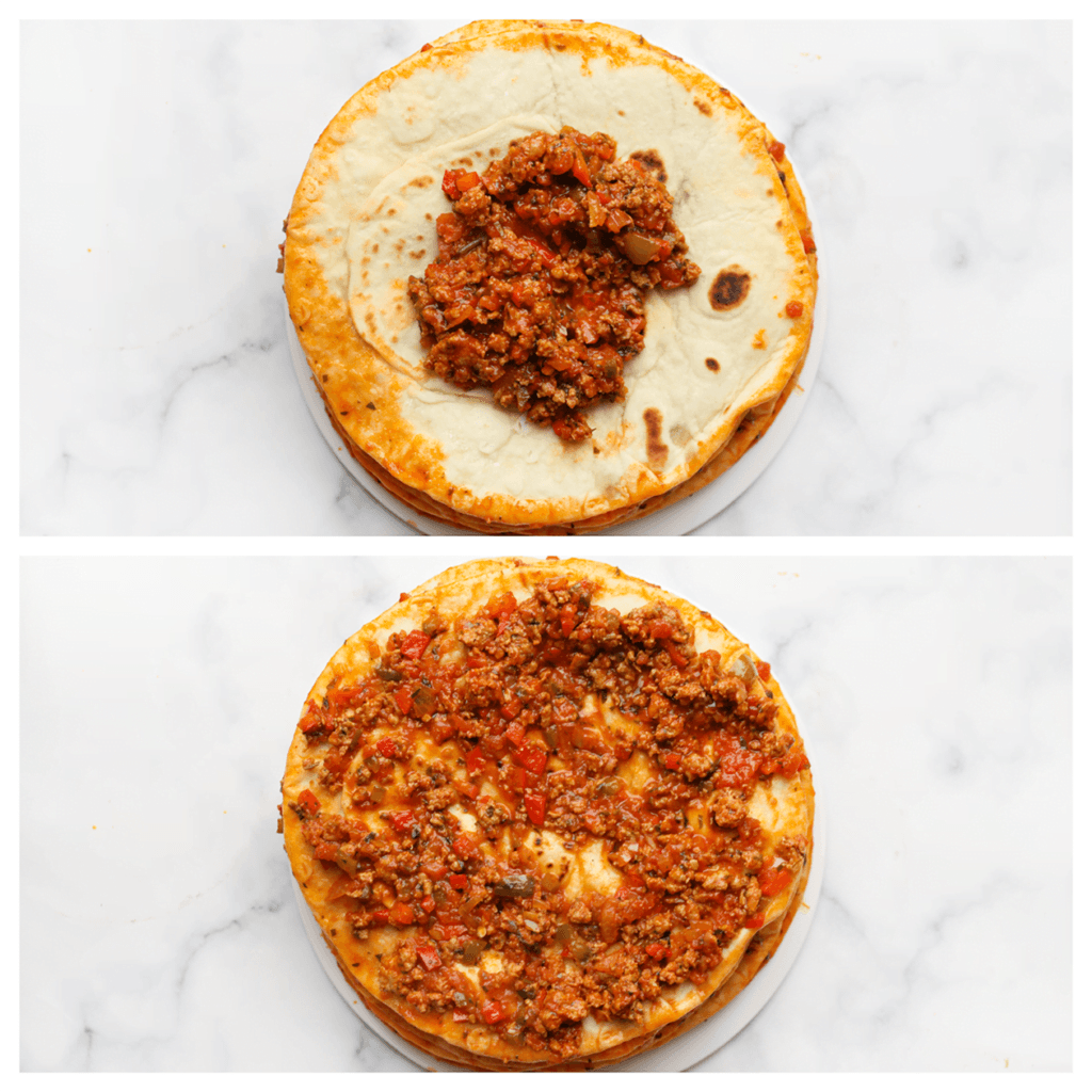 Schep wat van het gehaktmengsel over het platte brood en smeer het gelijkmatig uit. Herhaal de werkwijze.