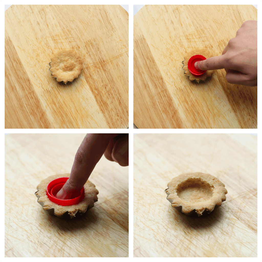 Haal de koekjes voorzichtig uit de oven en druk er meteen met een dop in zodat er diepte ontstaat (de koekjes zijn erg warm wanneer je dit doet). Laat de koekjes afkoelen.