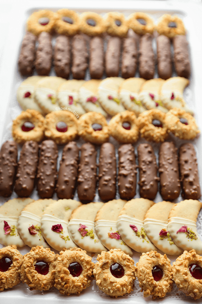 Als de chocolade volledig is uitgehard, zijn de koekjes klaar om te serveren. Geniet van deze heerlijke koekjes als een smakelijke (eid)traktatie!