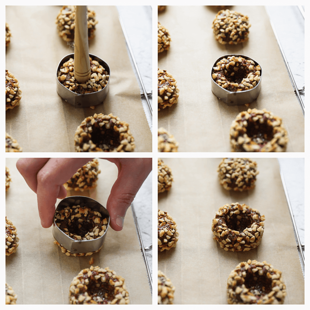 Gebruik een bakring of een koekjesuitsteker met een diameter van 4 cm en plaats deze bovenop het chocolade-hazelnotenbolletje. Druk met de achterkant van een houten lepel, of een ander voorwerp, of je vinger, voorzichtig een gat in het bolletje. Druk niet te diep. Herhaal deze stap.