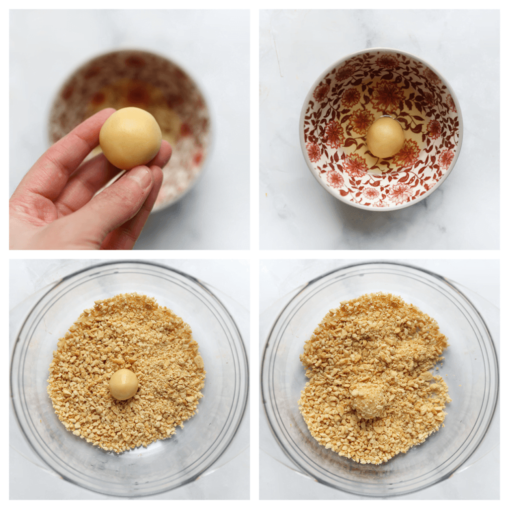 Doe het eiwit in een kom en de grof gemalen pinda's in een tweede kom. Neem een bolletje en druk dit een beetje plat. Haal dit achtereenvolgens door het eiwit en de gehakte pinda's.