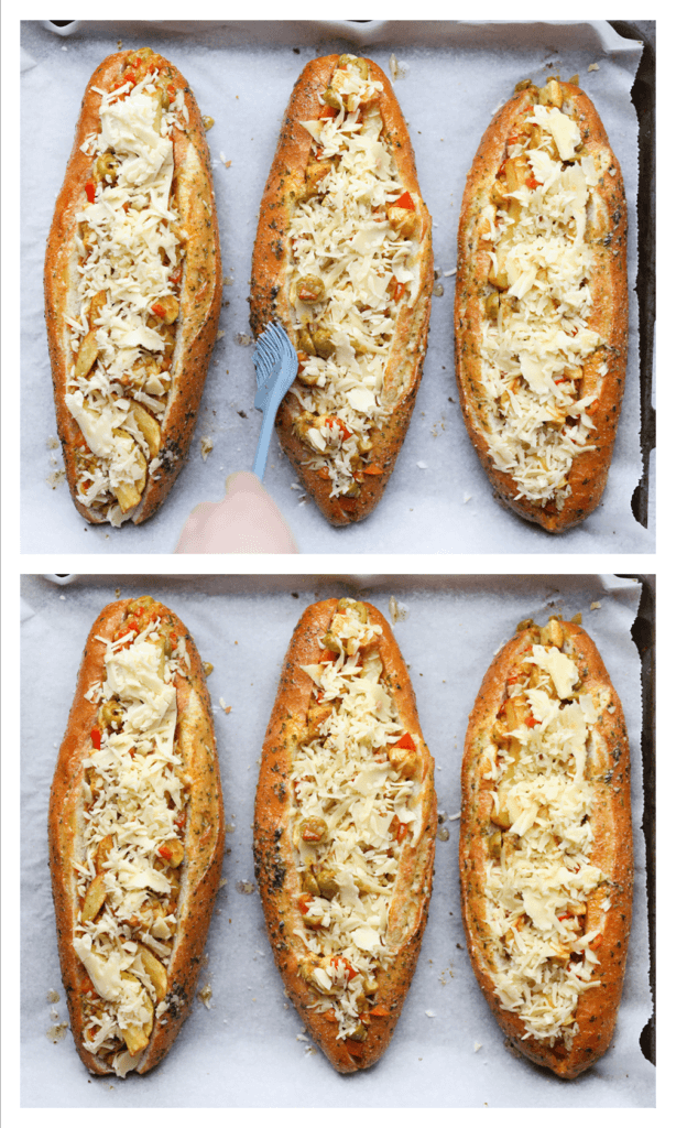 Smelt de kruidenboter in een steelpan op laag vuur. Smeer de kruidenboter over de randen van het stokbrood.