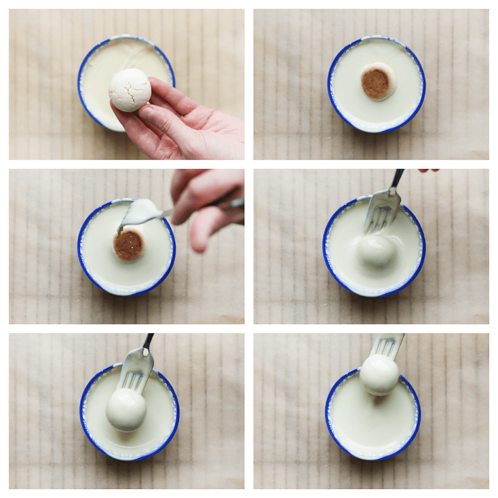 Haal de gevulde maïzenakoekjes door de witte chocolade en leg ze op een vel bakpapier. 