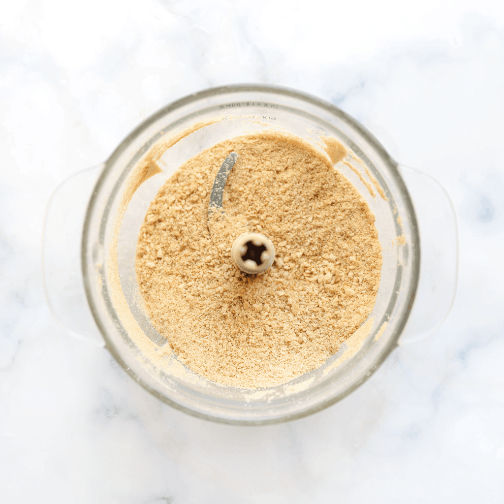 Doe de maria biscuit in een hakmolen en maal niet al te fijn.