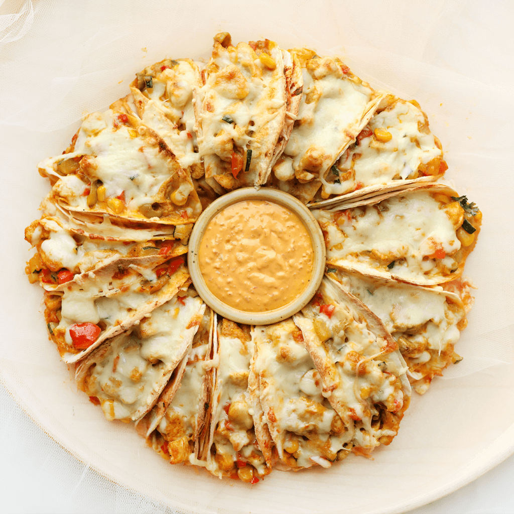 Zet de kip-taco's in een voorverwarmde oven op 200 ℃ en bak ze gedurende 10-12 minuten, of totdat de kaas is gesmolten.