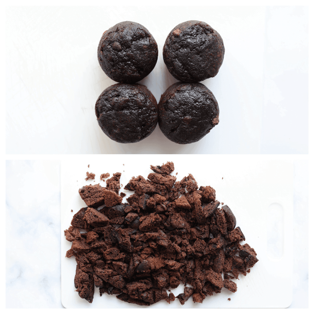 Snijd de chocolademuffins in stukken.