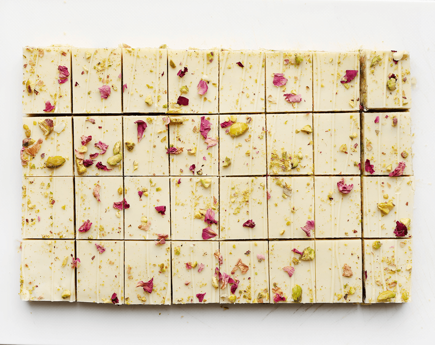 Pistachekoekjes in stukken snijden