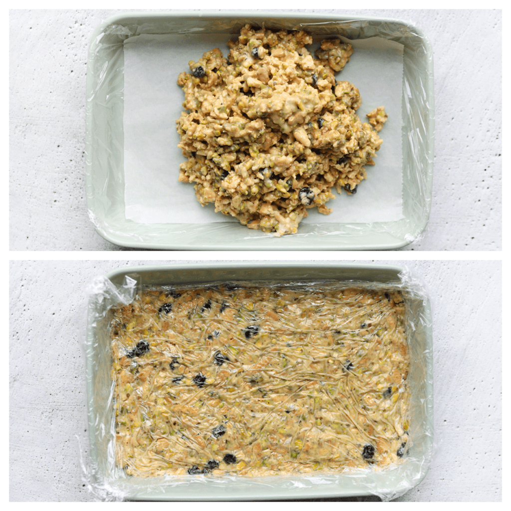 Neem een bakvorm of ovenschaal en bedek deze met een vel huishoudfolie. Leg er een vel bakpapier op en verdeel het pistachemengsel erover. Leg er een vel huishoudfolie op om het gelijkmatig te verdelen.