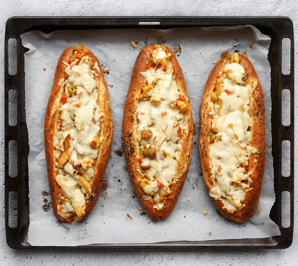 Zet de stokbroden in een voorverwarmde oven op 200 ℃. Bak 8-10 minuten of totdat de kaas goed is gesmolten.