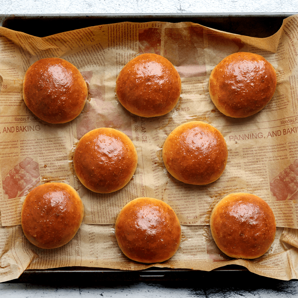 Voor deze charmilla burgers raad ik je aan om je eigen bolletjes brood te bakken voor het lekkerste resultaat.