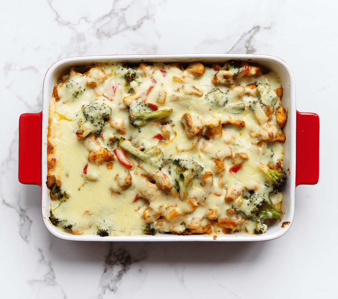 Aardappelschotel met kip en groenten bakken in de oven