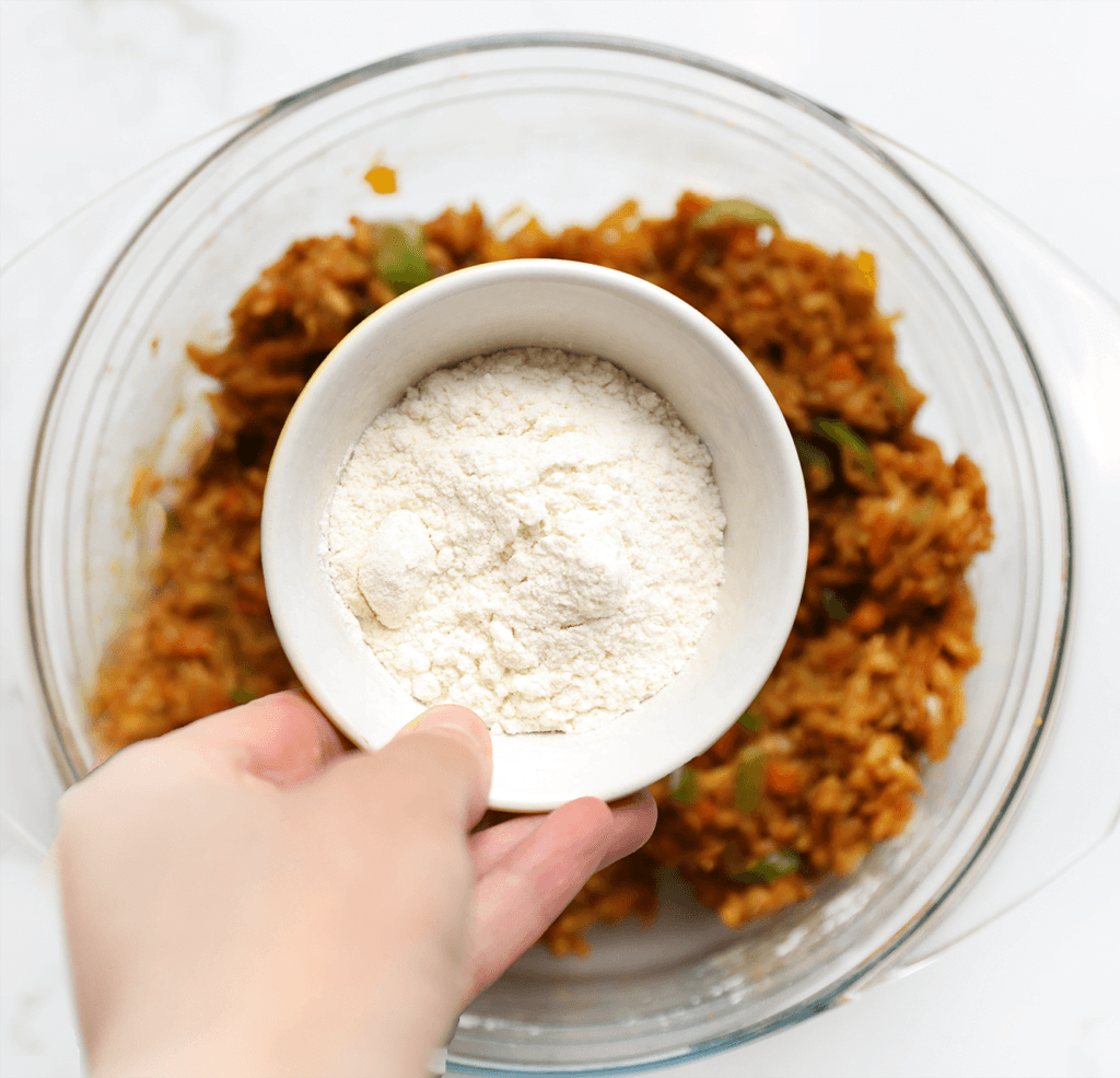 Voeg bloem toe aan het rijstmengsel en meng alles goed door elkaar.