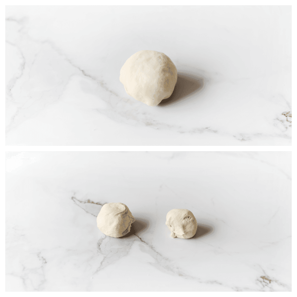 Pak een bolletje deeg en verdeel dit weer in 2 stukken (ongeveer 30 gram en 44 gram).