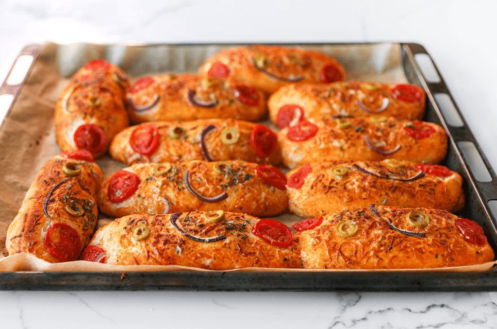 Zet de broodjes in een voorverwarmde oven op 200 ℃ en bak ze gedurende 12-15 minuten. Houd de baktijd goed in de gaten, omdat elke oven anders werkt. Dek de broodjes direct na het bakken af met een theedoek, zodat ze lekker zacht blijven.