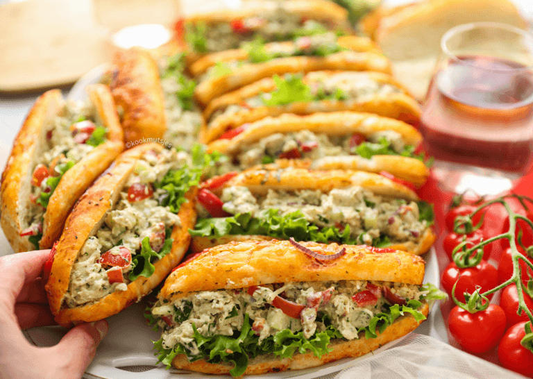 Tomatenbroodjes met kipsalade