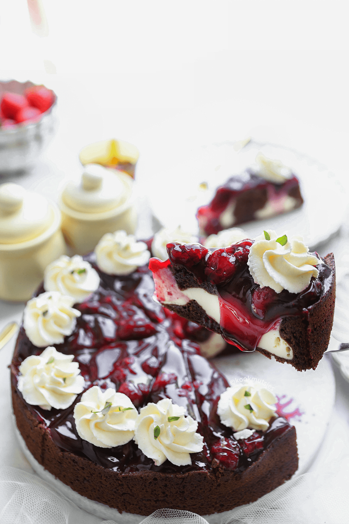 Cherry chocolate cake eindresultaat van Kookmutsjes