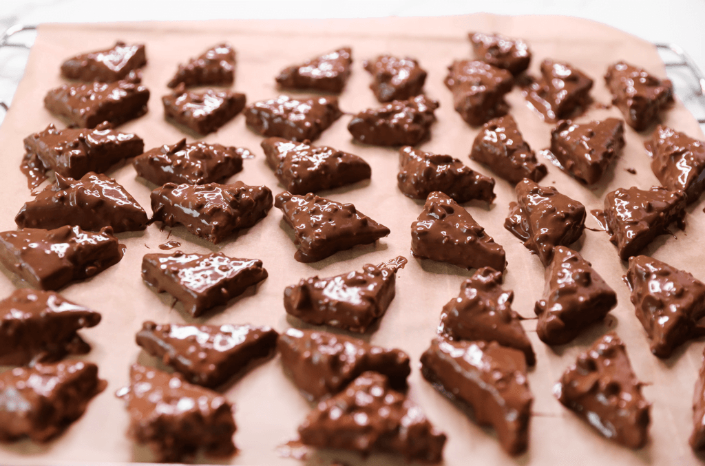 Laat de chocolade van de koekjes hard worden.