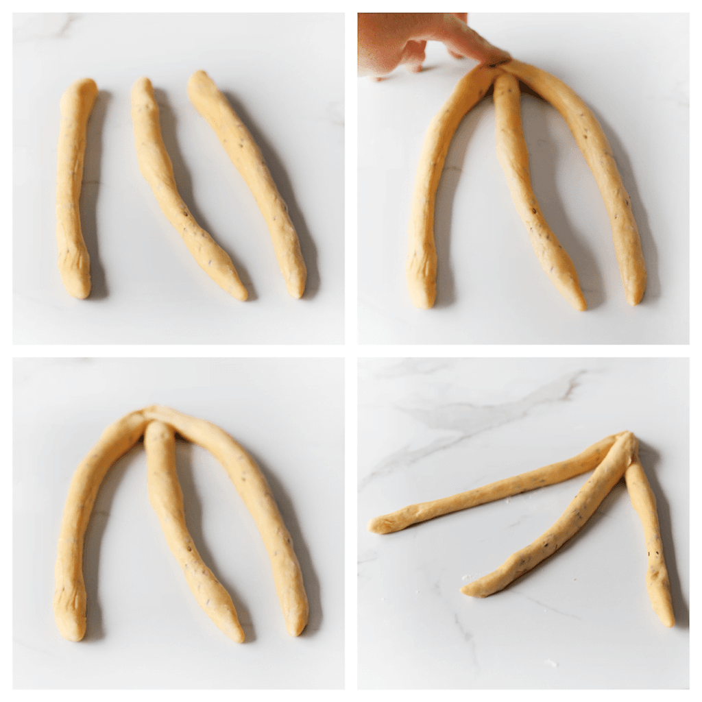 Rol elke bol uit tot een dunne deegstaaf van 20 cm lang. Maak het uiteinde van de deegstaafjes aan elkaar vast.