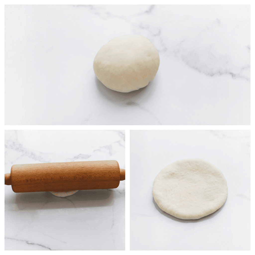 Neem een bolletje deeg en maak deze plat met een deegroller tot een omvang van 7,5 cm.