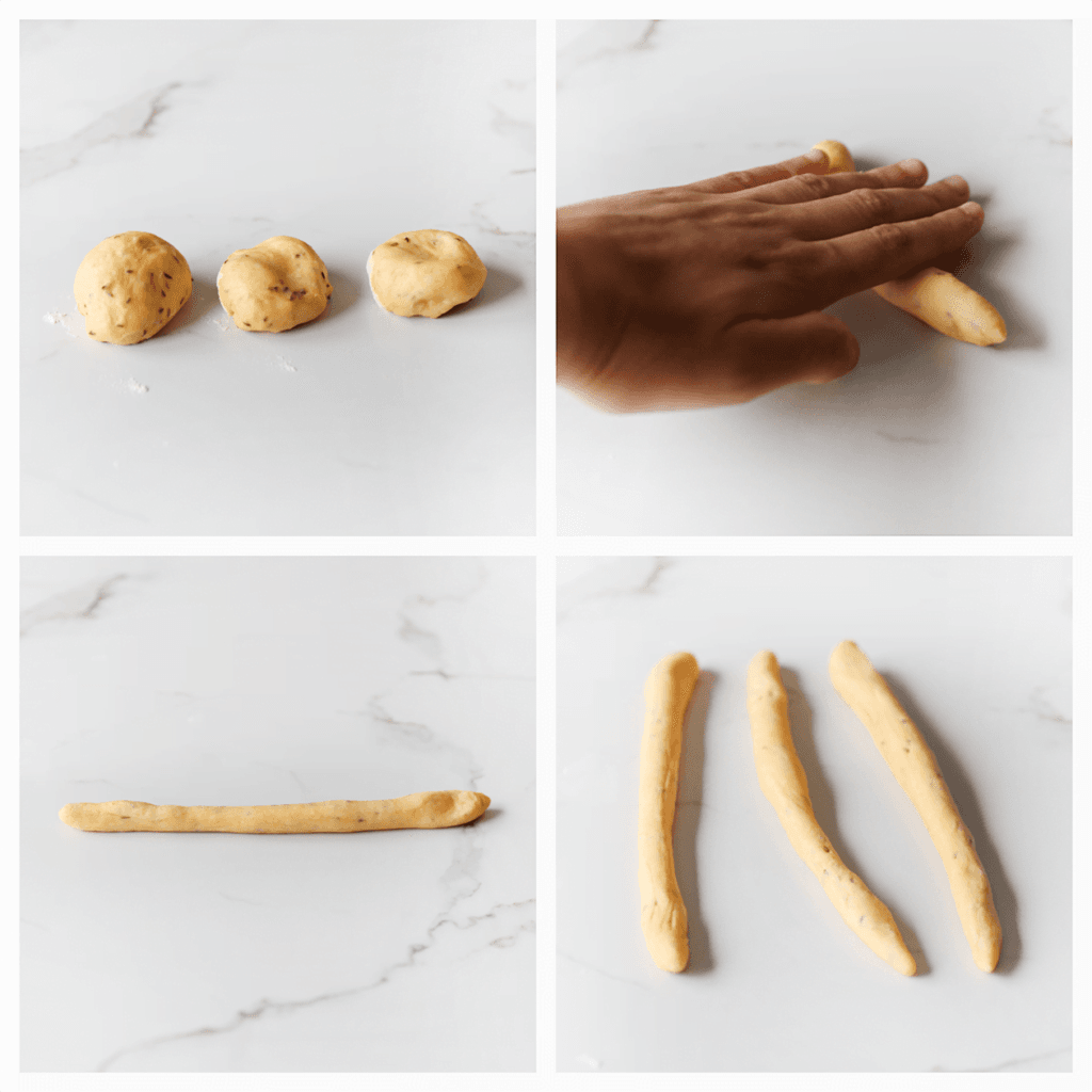 Rol elke bol uit tot een dunne deegstaaf van 20 cm lang. 