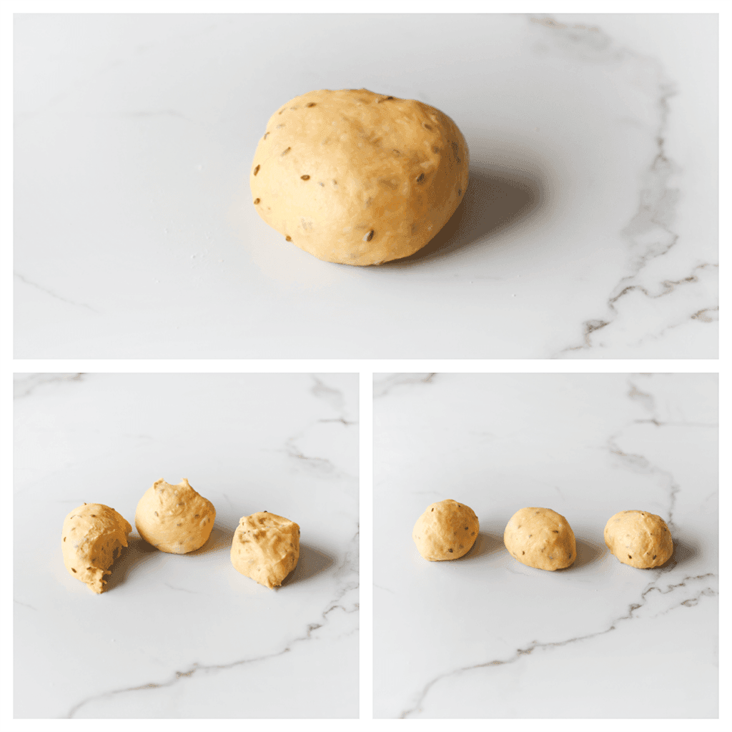 Neem een bolletje deeg en verdeel het in 3 bollen. 