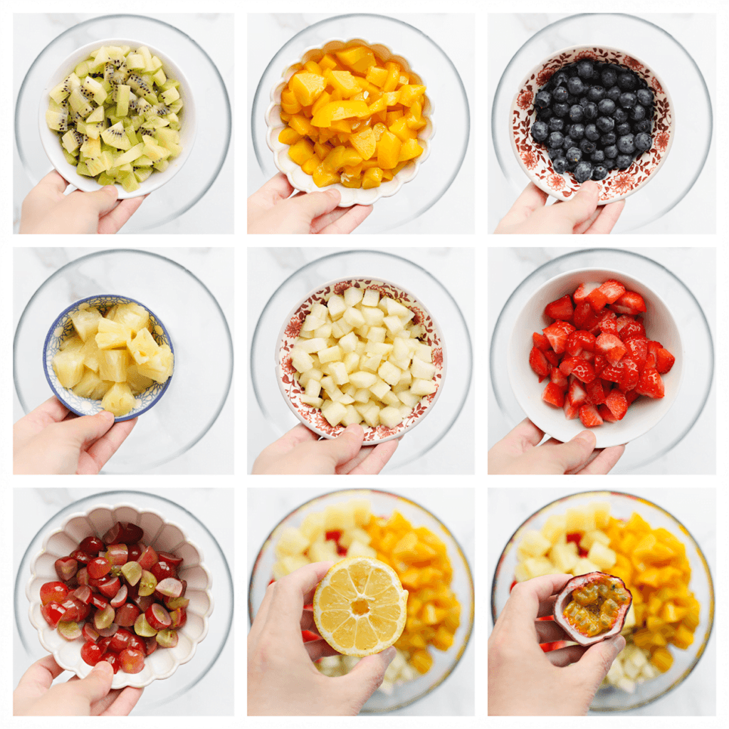 Doe de kiwi, perzik, sinaasappel, bosbessen, ananas, peer, aardbeien en rode druiven in een diepe kom. Voeg het citroensap toe en schep het vruchtvlees uit de passievrucht erbij.