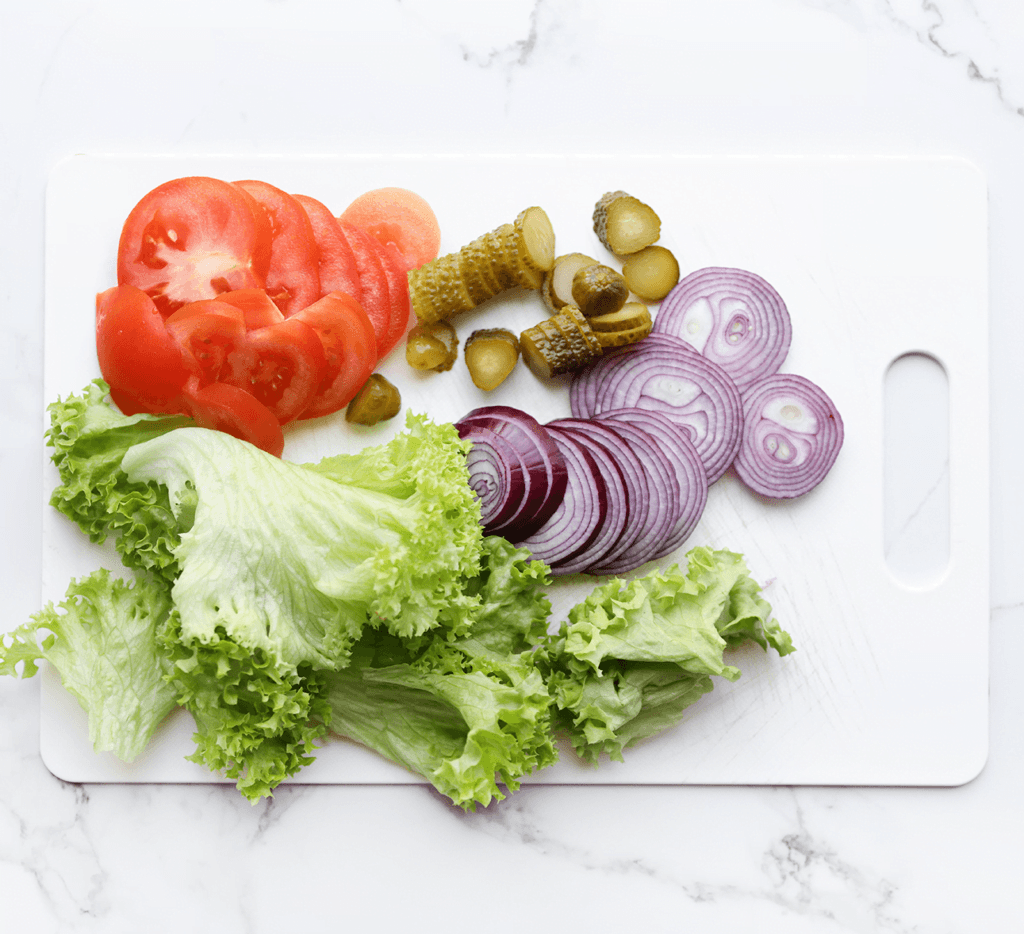 Snijd de groenten in stukken.