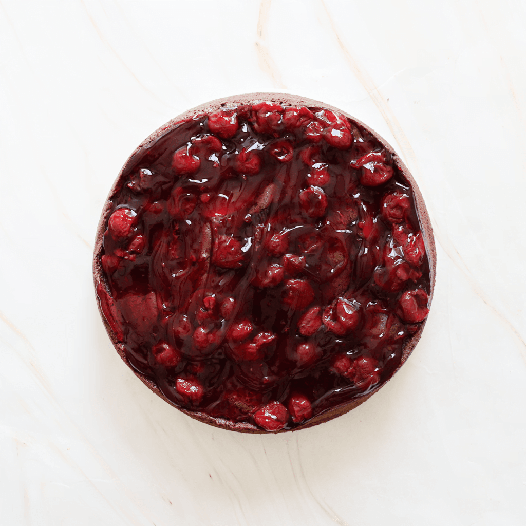 Verdeel het vlaaifruit gelijkmatig over de chocolade-cheesecake.