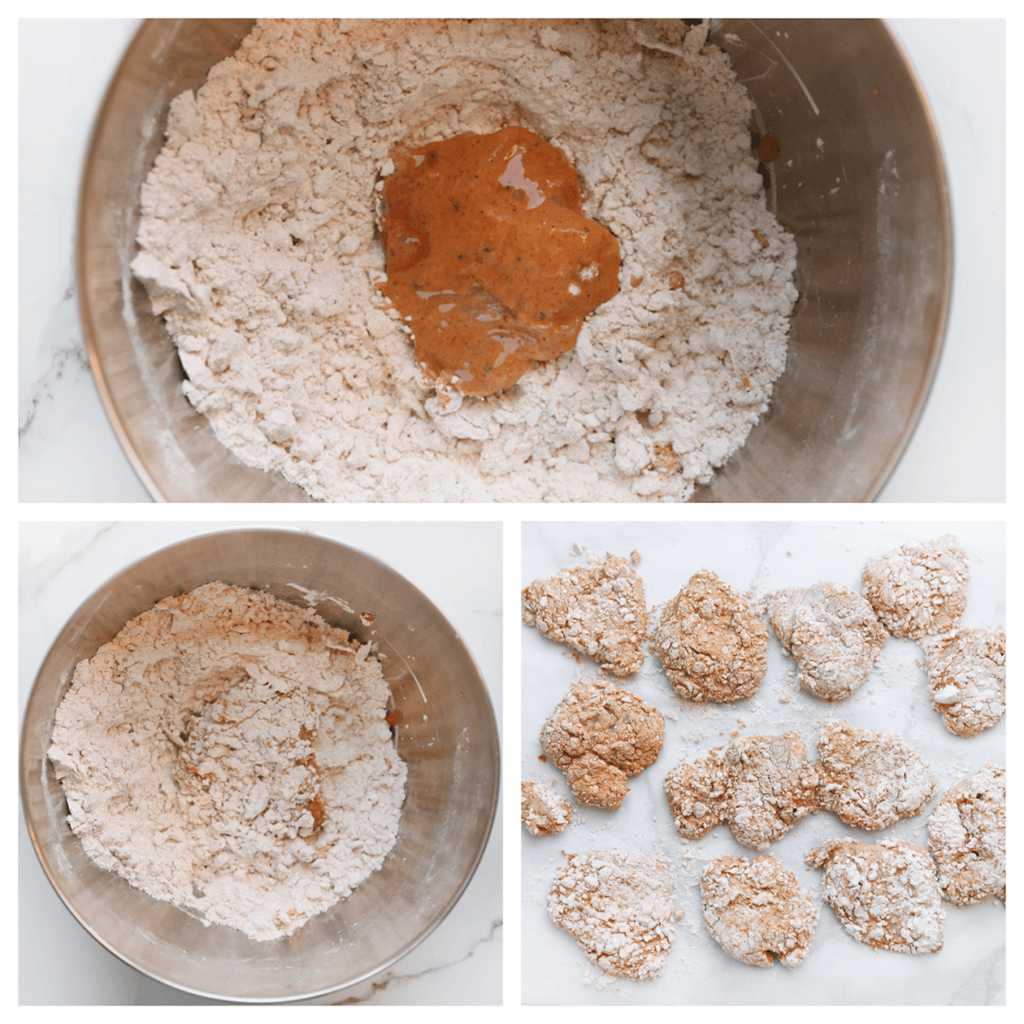 Haal de kip goed door het bloemmengsel. Voor nog meer crunch kun je de kip nogmaals door het karnemelkmengsel en bloemmengsel halen. Leg de kip op een vel bakpapier.