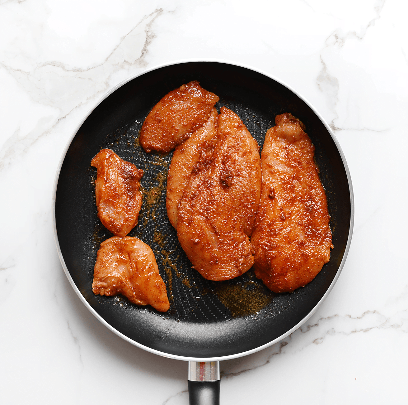 Kipfilet plakjes gaar bakken in een koekenpan