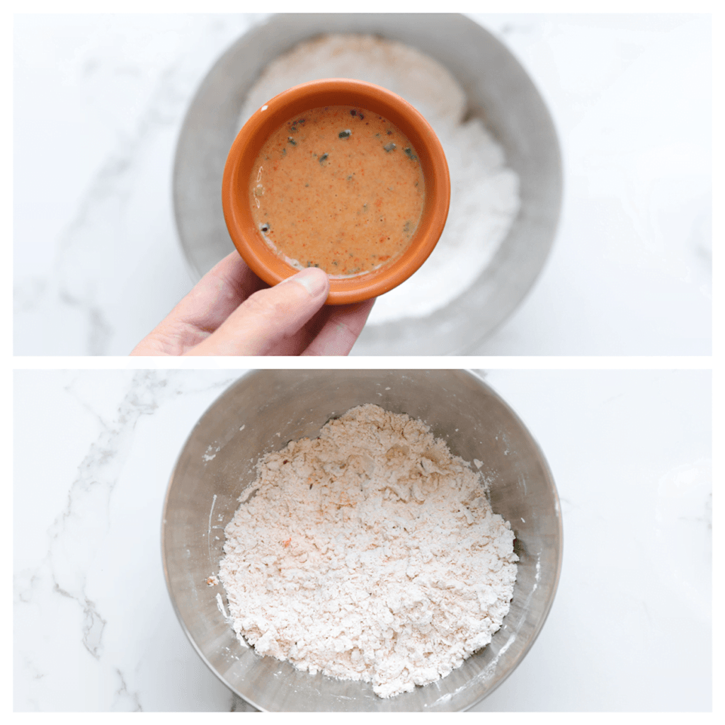 Doe de bloem, maïzena, knoflookpoeder, uienpoeder, cayennepeper, het zout en het karnemelkmengsel in een andere kom. Verkruimel goed samen met je handen.