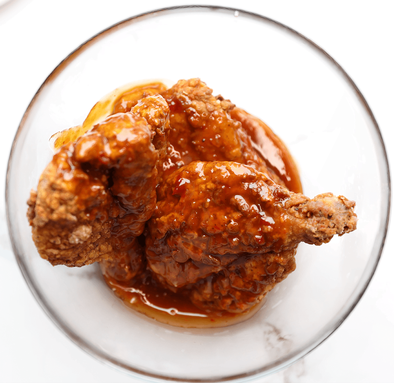 Krokante kippenpoten door de sticky saus halen